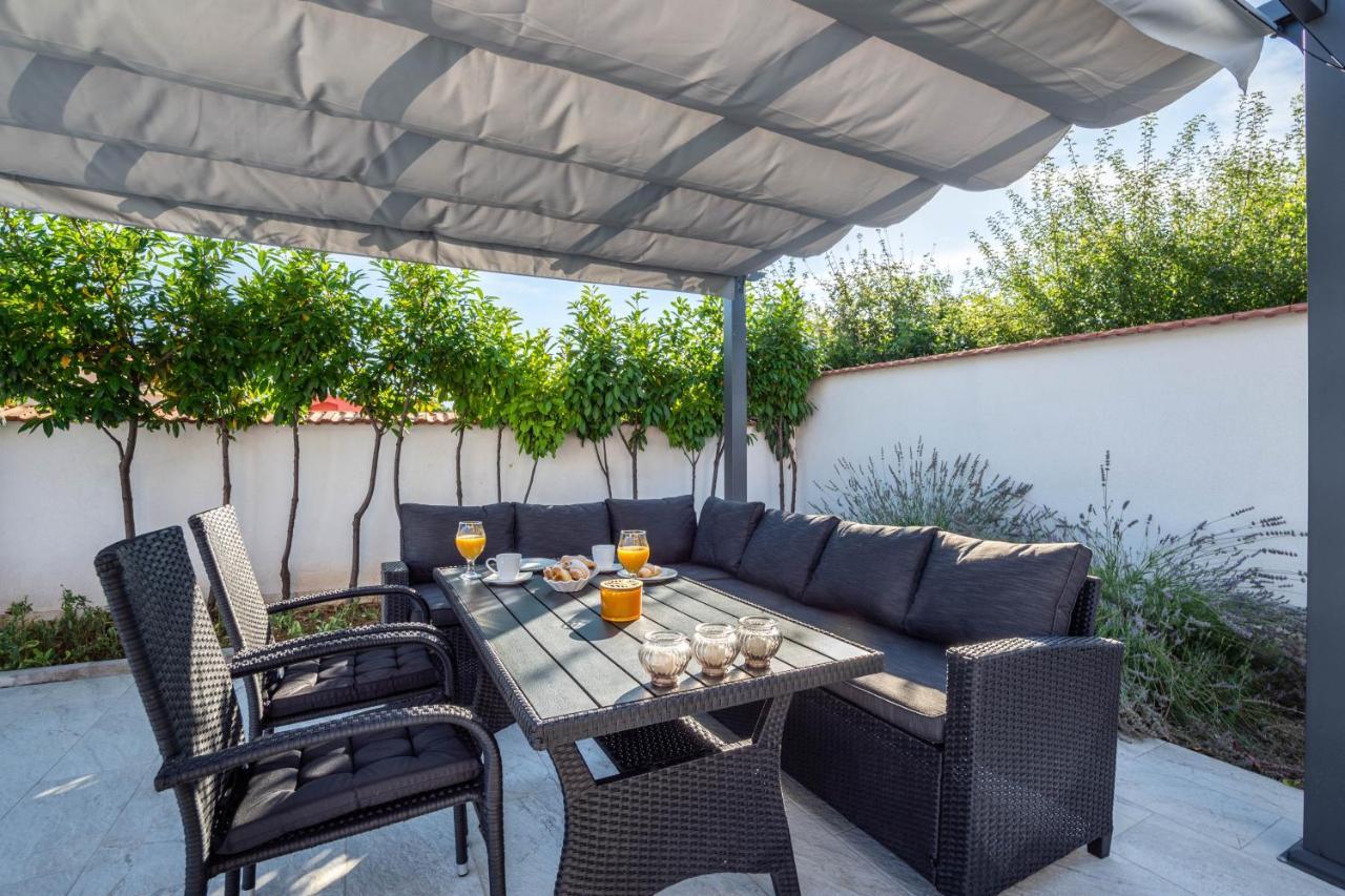 Vacation Villa Matic With 7 Bedrooms Sinj Kültér fotó