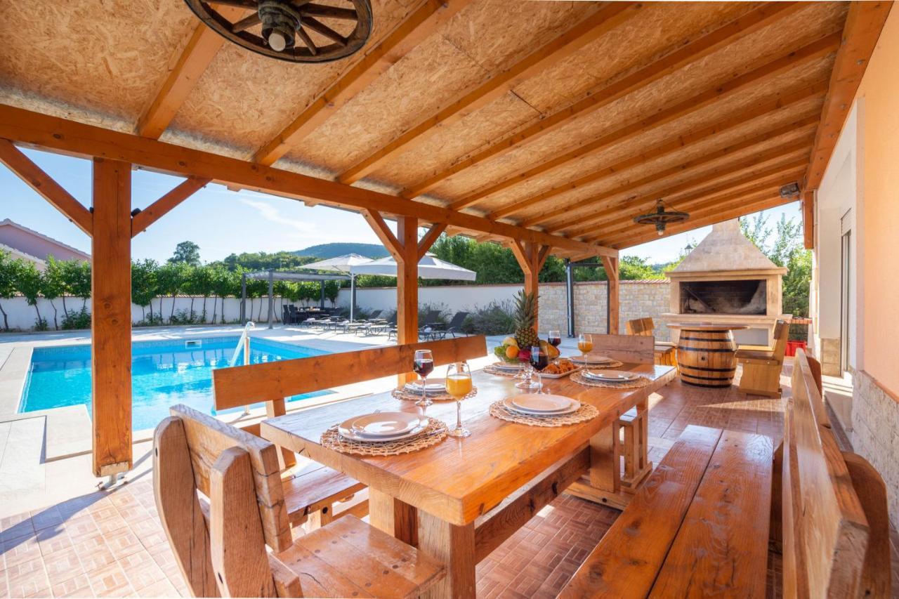 Vacation Villa Matic With 7 Bedrooms Sinj Kültér fotó