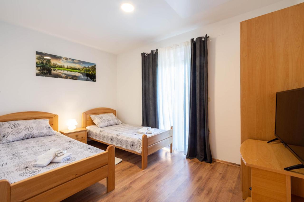 Vacation Villa Matic With 7 Bedrooms Sinj Kültér fotó