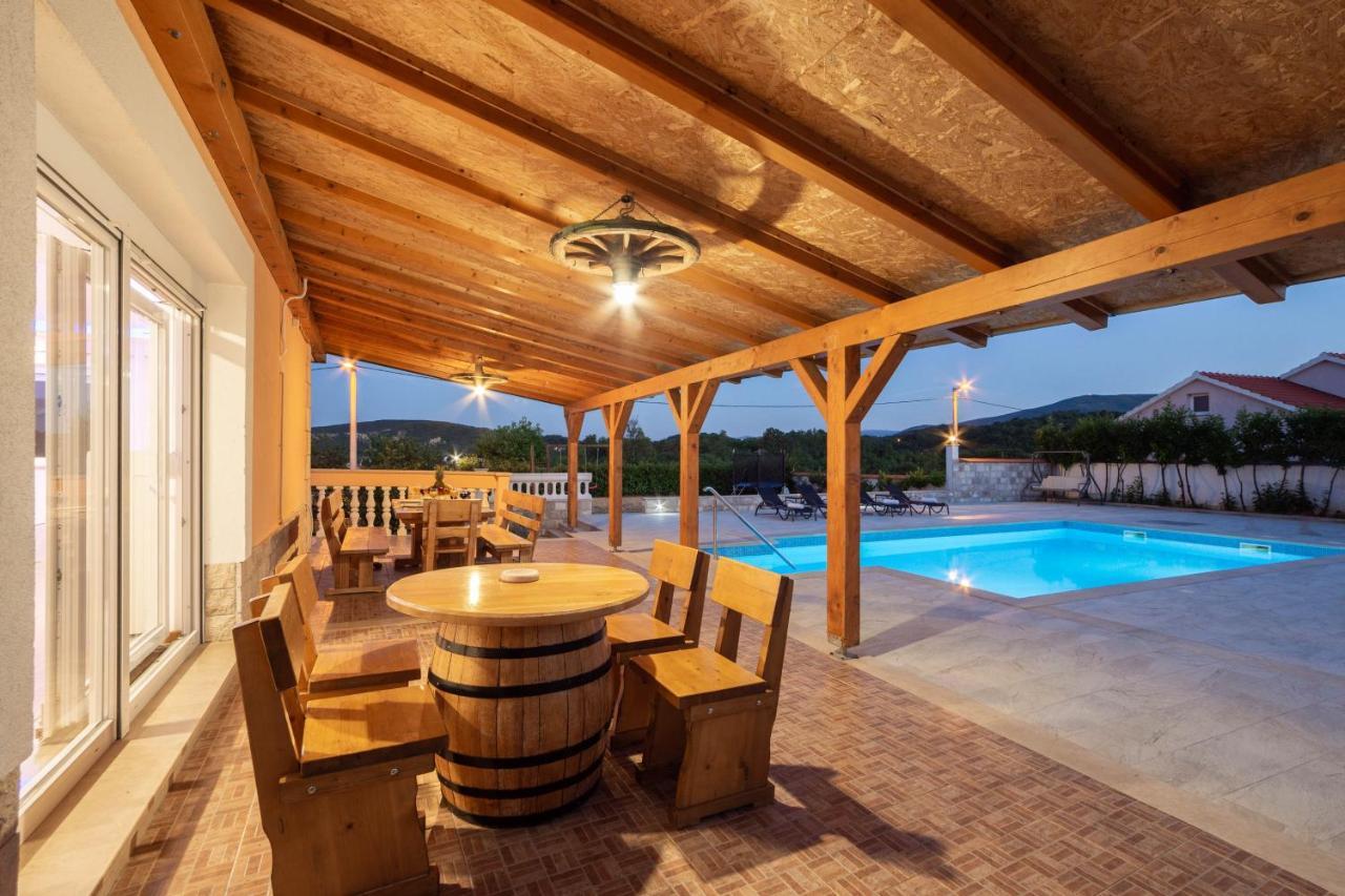 Vacation Villa Matic With 7 Bedrooms Sinj Kültér fotó