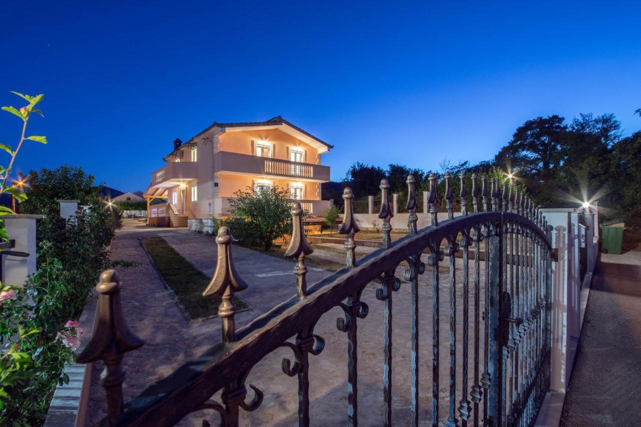 Vacation Villa Matic With 7 Bedrooms Sinj Kültér fotó