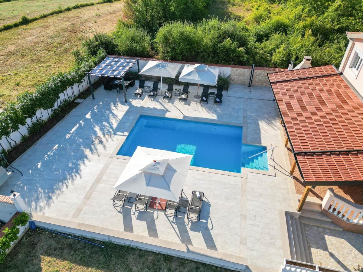 Vacation Villa Matic With 7 Bedrooms Sinj Kültér fotó