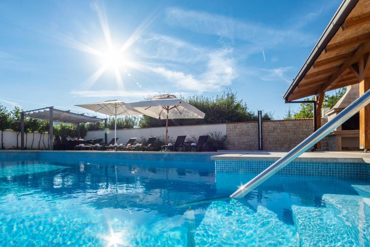 Vacation Villa Matic With 7 Bedrooms Sinj Kültér fotó