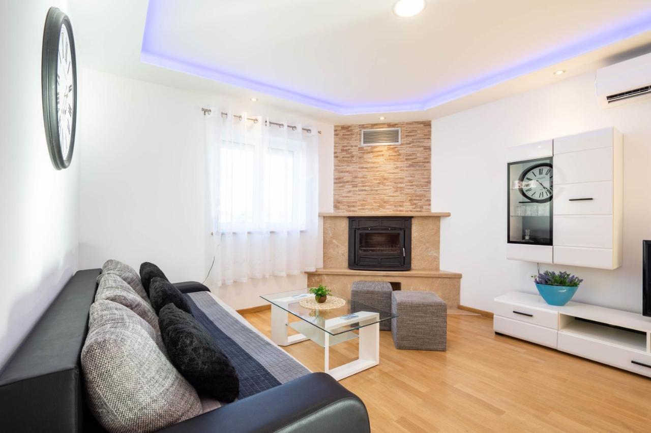 Vacation Villa Matic With 7 Bedrooms Sinj Kültér fotó