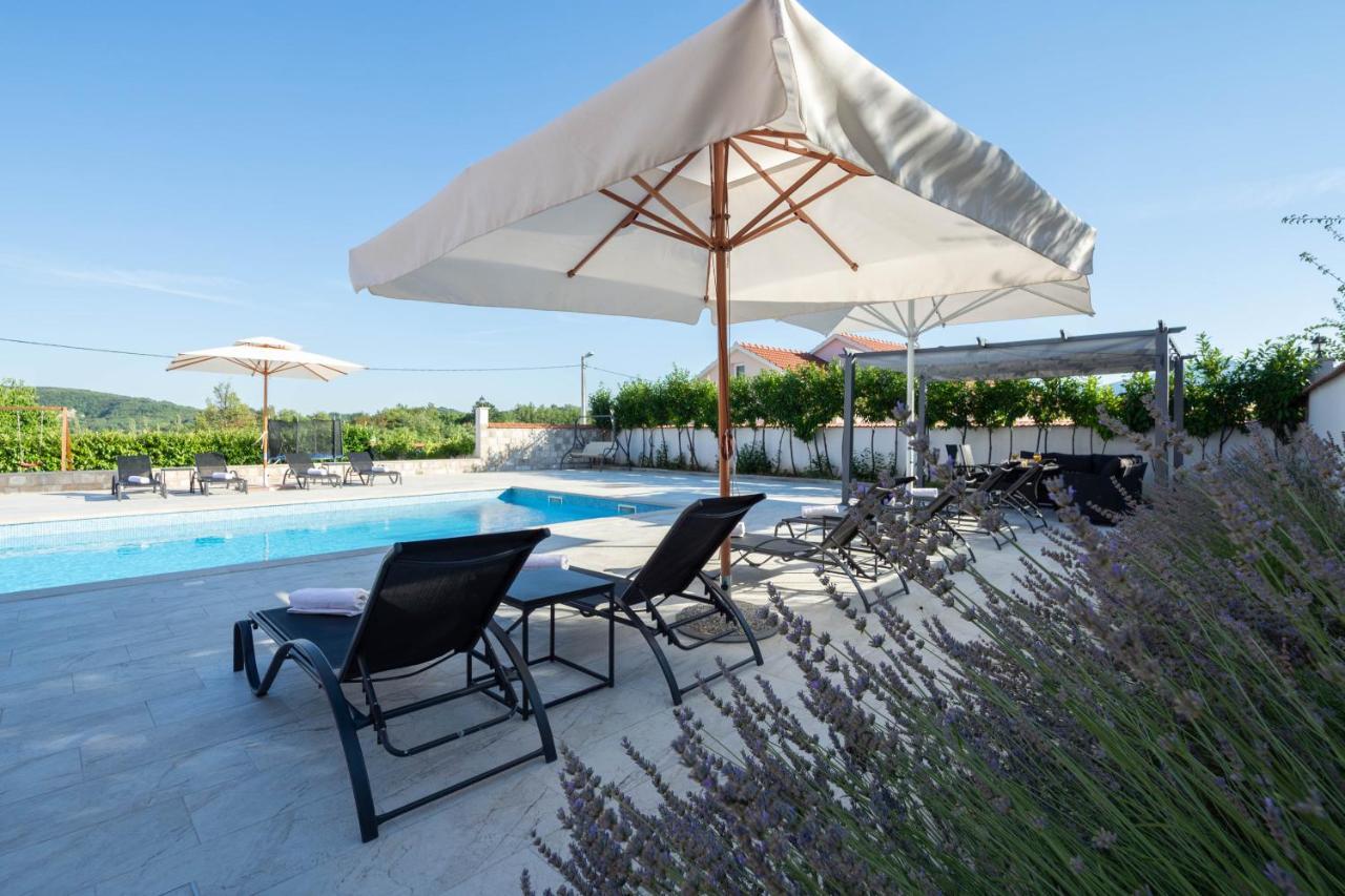 Vacation Villa Matic With 7 Bedrooms Sinj Kültér fotó