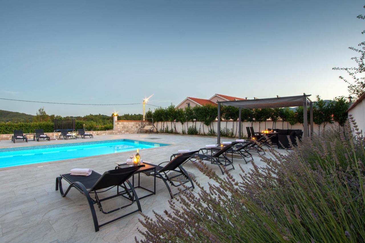 Vacation Villa Matic With 7 Bedrooms Sinj Kültér fotó