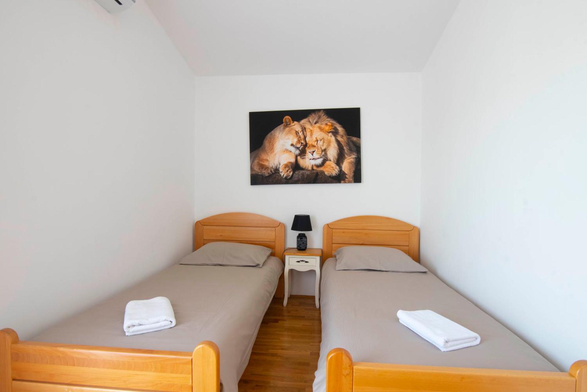Vacation Villa Matic With 7 Bedrooms Sinj Kültér fotó