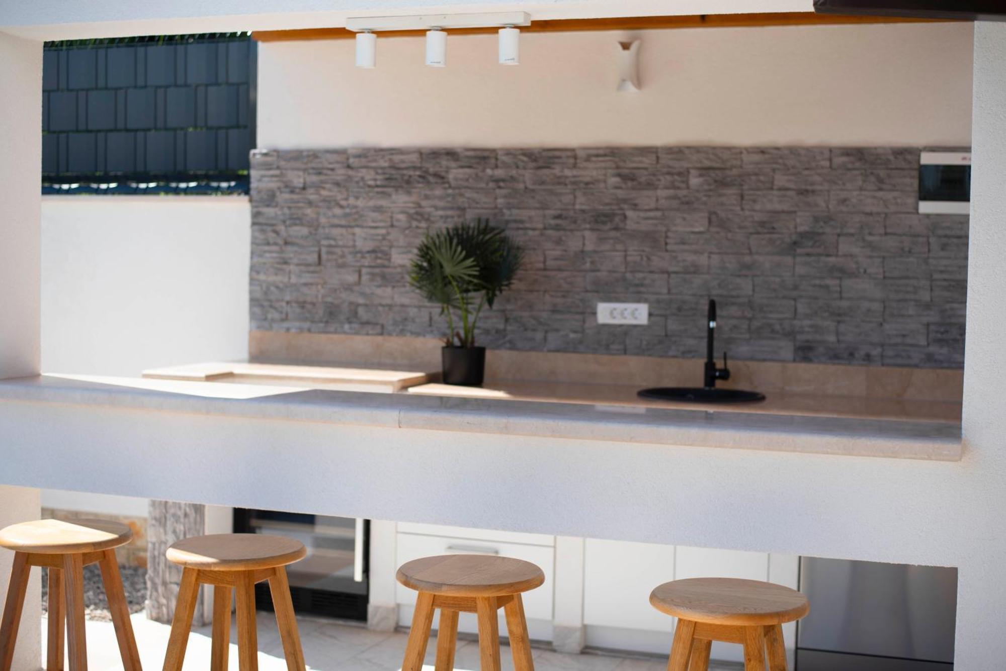 Vacation Villa Matic With 7 Bedrooms Sinj Kültér fotó