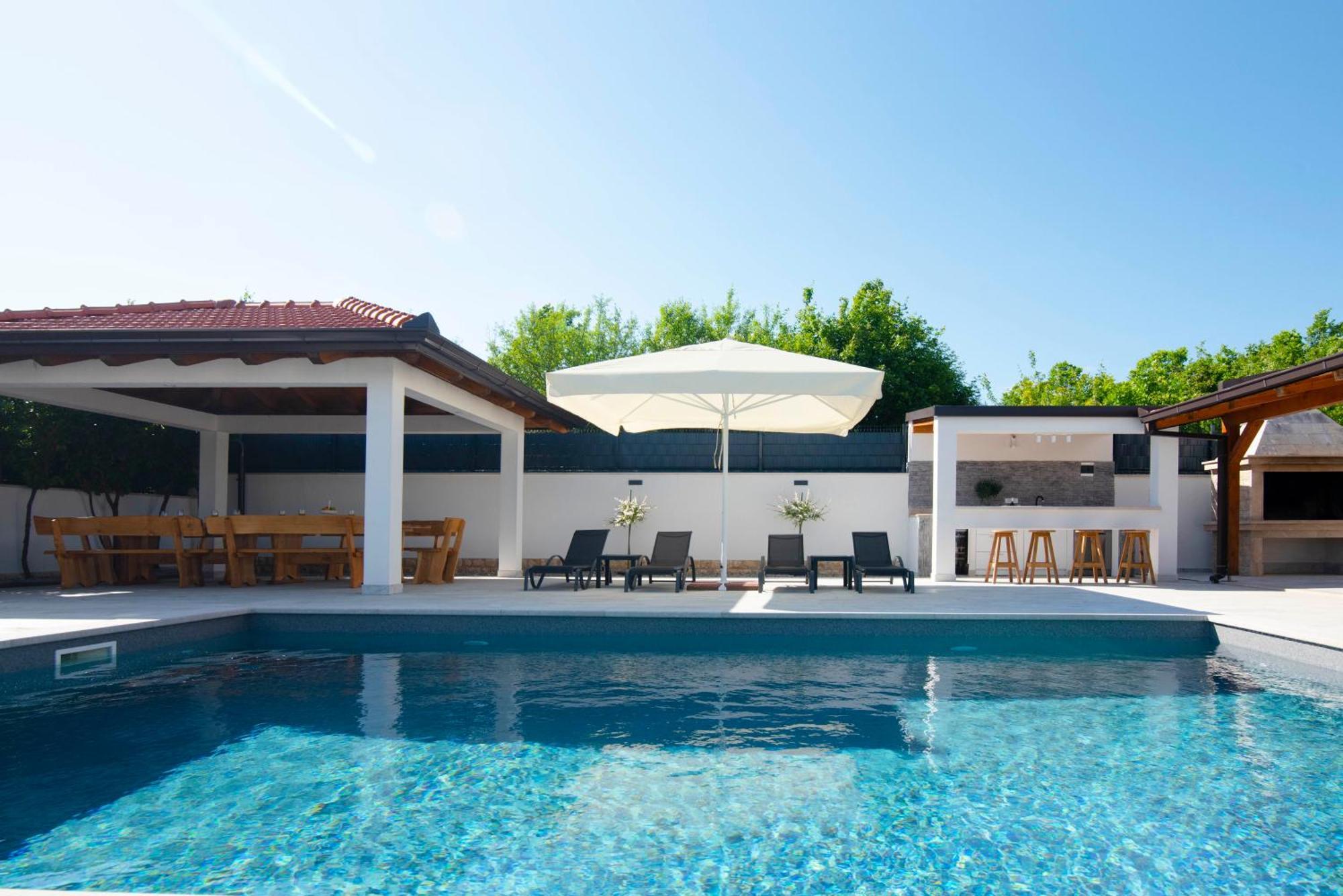 Vacation Villa Matic With 7 Bedrooms Sinj Kültér fotó