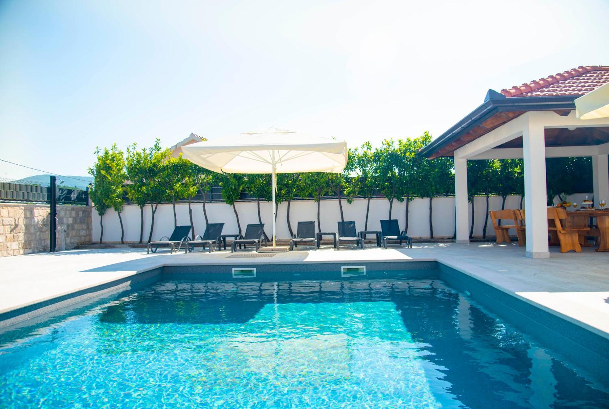 Vacation Villa Matic With 7 Bedrooms Sinj Kültér fotó