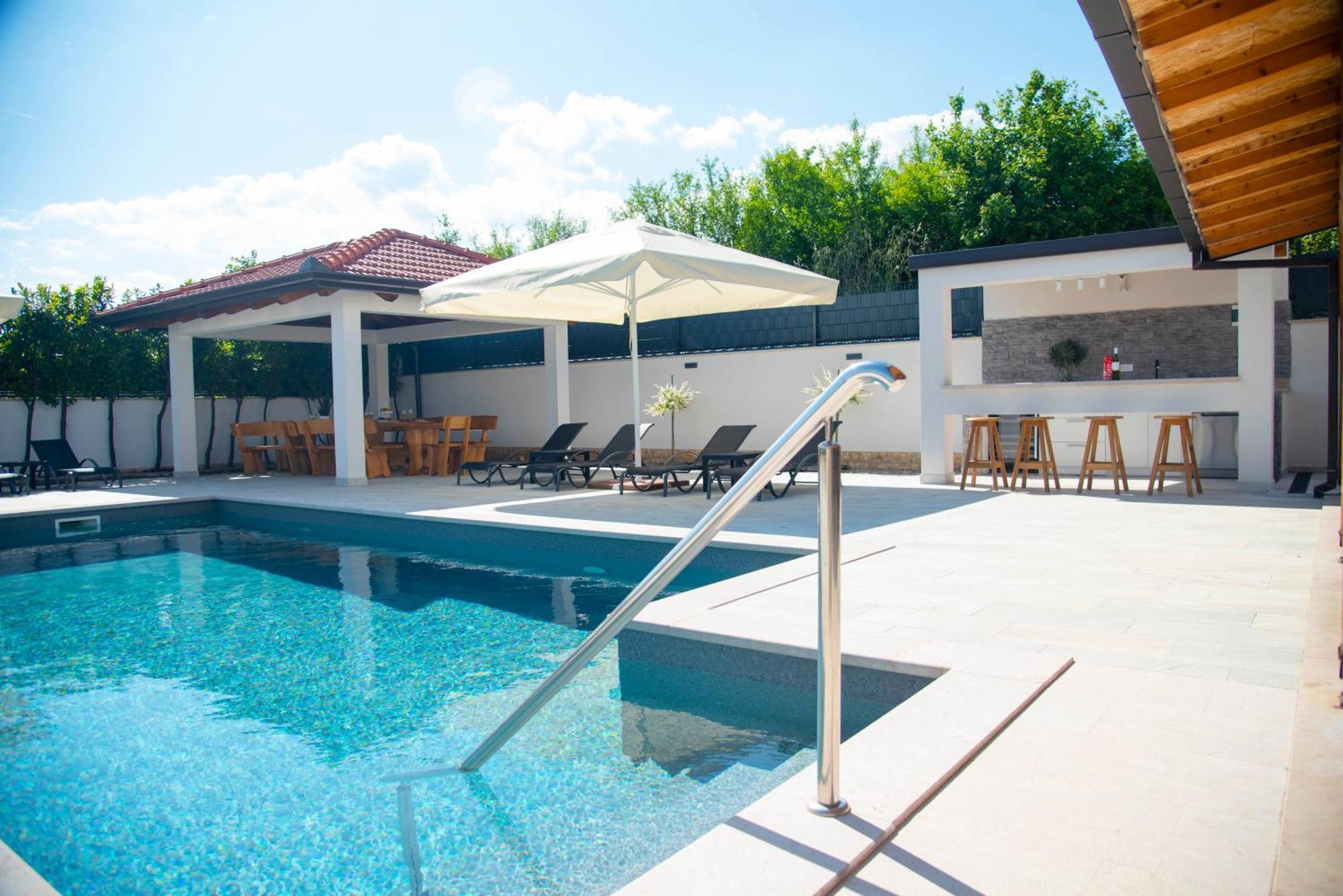 Vacation Villa Matic With 7 Bedrooms Sinj Kültér fotó