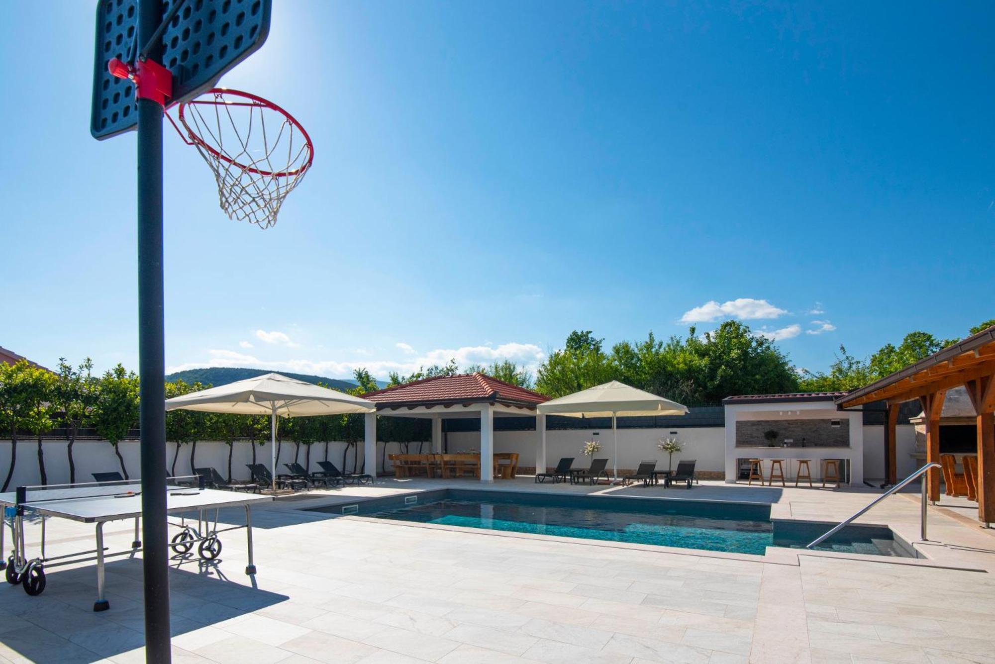 Vacation Villa Matic With 7 Bedrooms Sinj Kültér fotó