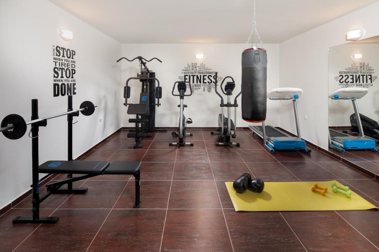 Vacation Villa Matic With 7 Bedrooms Sinj Kültér fotó